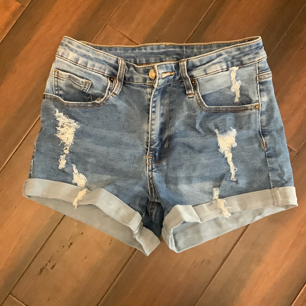 Distressed short shorts. Medium wash, size S